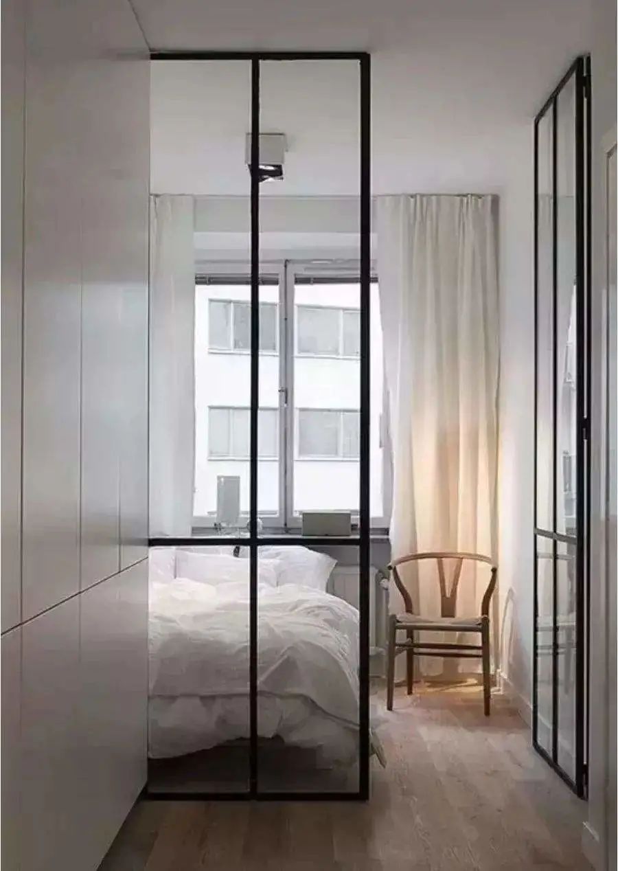 漂亮的玻璃门本身也是卧室的装饰 实现装饰与实用兼备